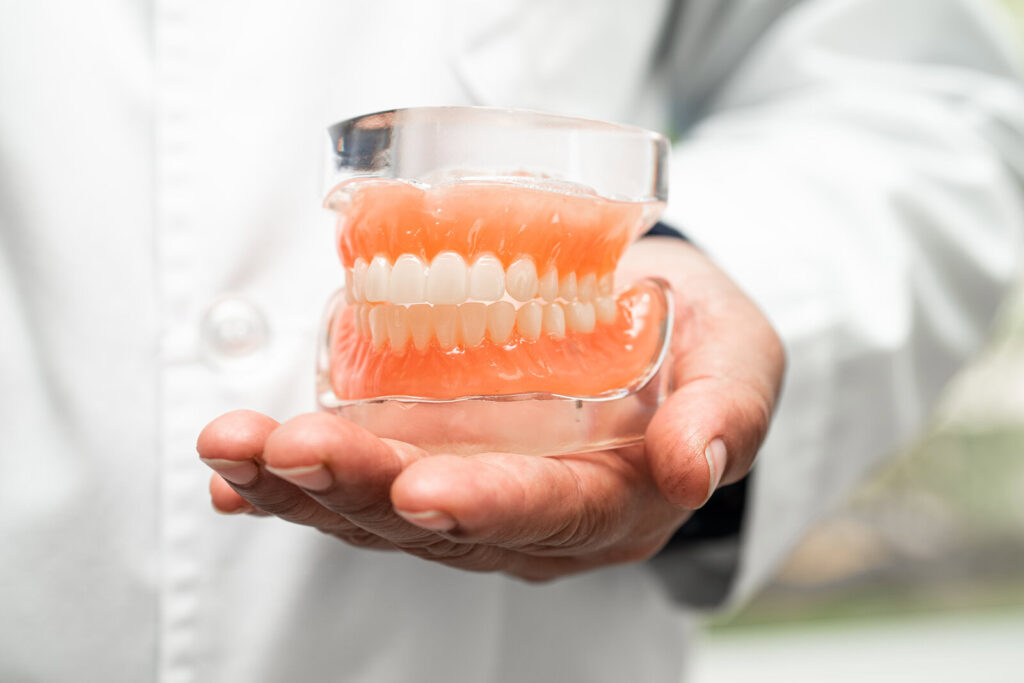 Objawy źle dopasowanej protezy – kiedy warto zgłosić się do dentysty?