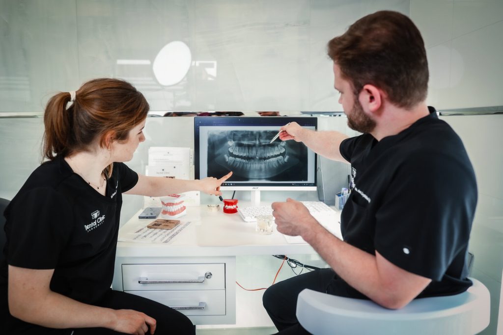 Przeciwwskazania do implantów zębowych – kto nie może mieć implantu?