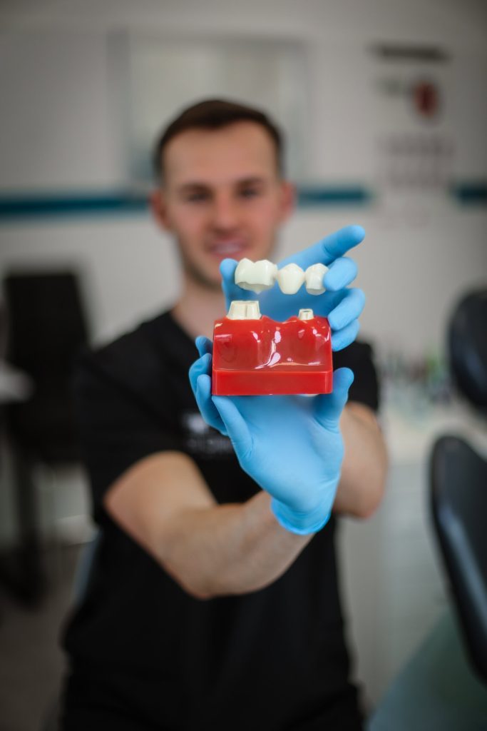Implant czy most? Jak najlepiej uzupełnić brak jednego zęba?